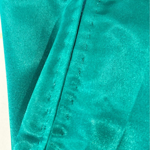 Vintage Emeral Green Silk Qipao (Cheongsam) - Picture 11 of 16